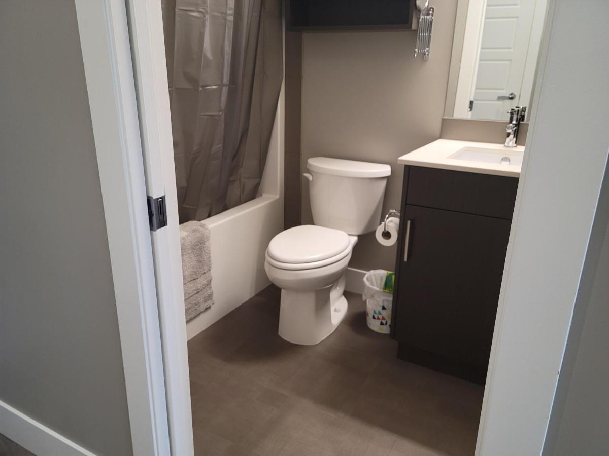 Cozy Studio Suite, 15Min Walk To Downtown Келоуна Екстериор снимка